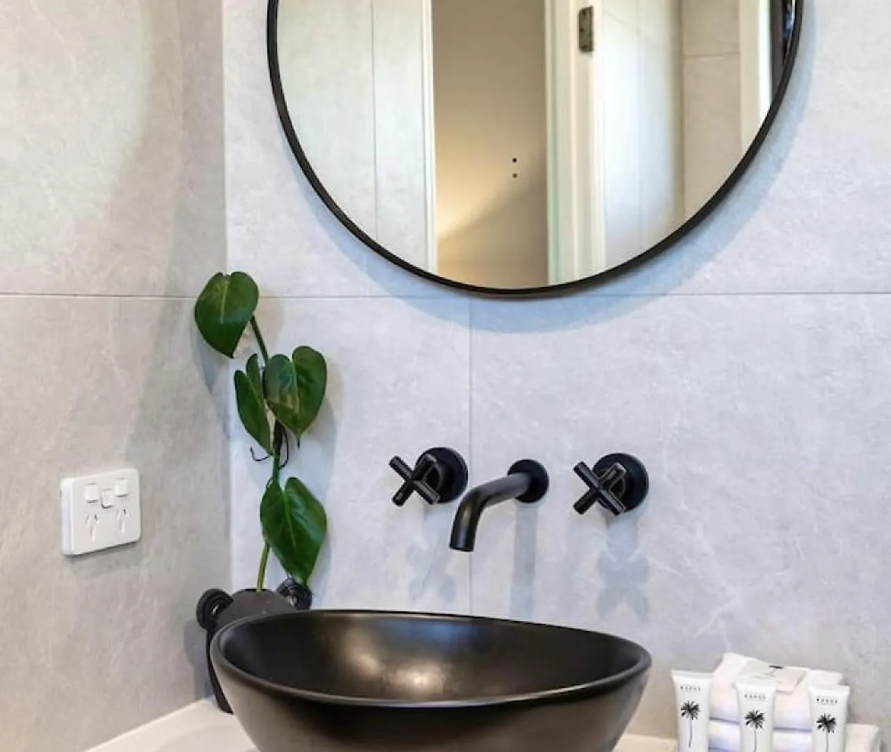 Riverfront Oasis In Elanora Gold Coast